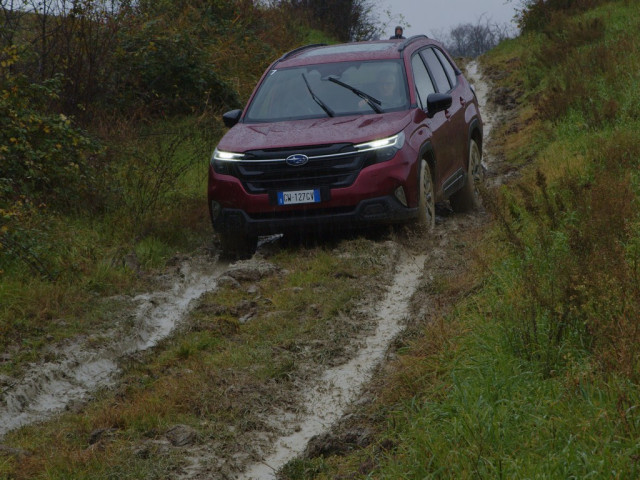 Subaru Forester 2025, тест драйв