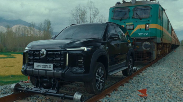 Китайски SUV изтегли 400-тонен влак