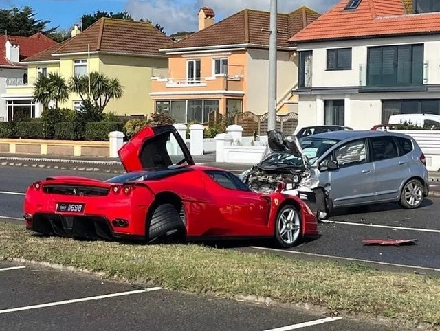 Ferrari-Enzo-Crash-UK-1