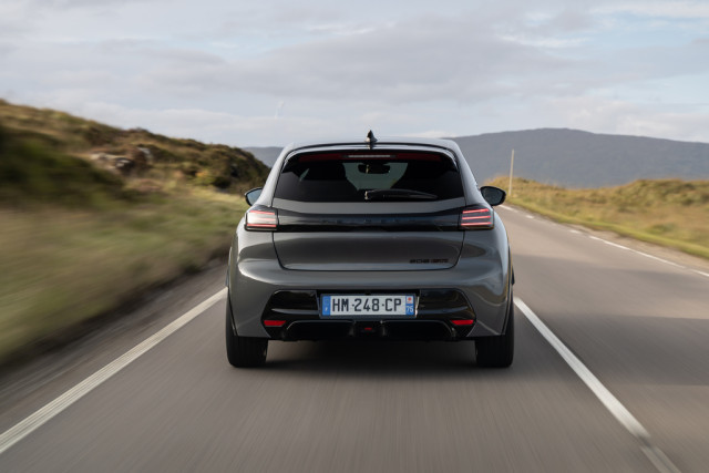 Peugeot e-208 GTi, тест драйв