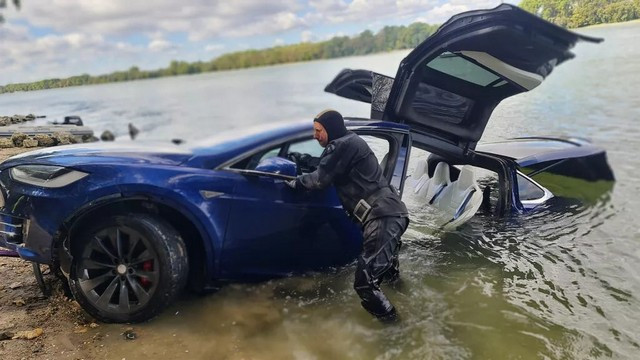 Tesla-Model-X-наводнена