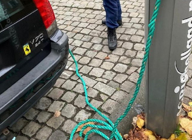 charging-an-electric-car-using-a-rope-is-quite-creative-but-not-so-clever-204578_1.jpg