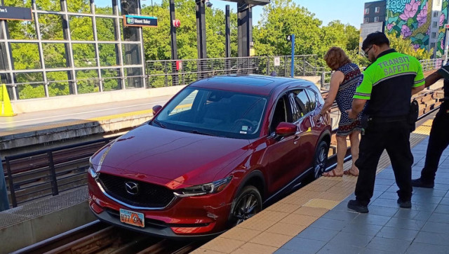 Mazda на релси 